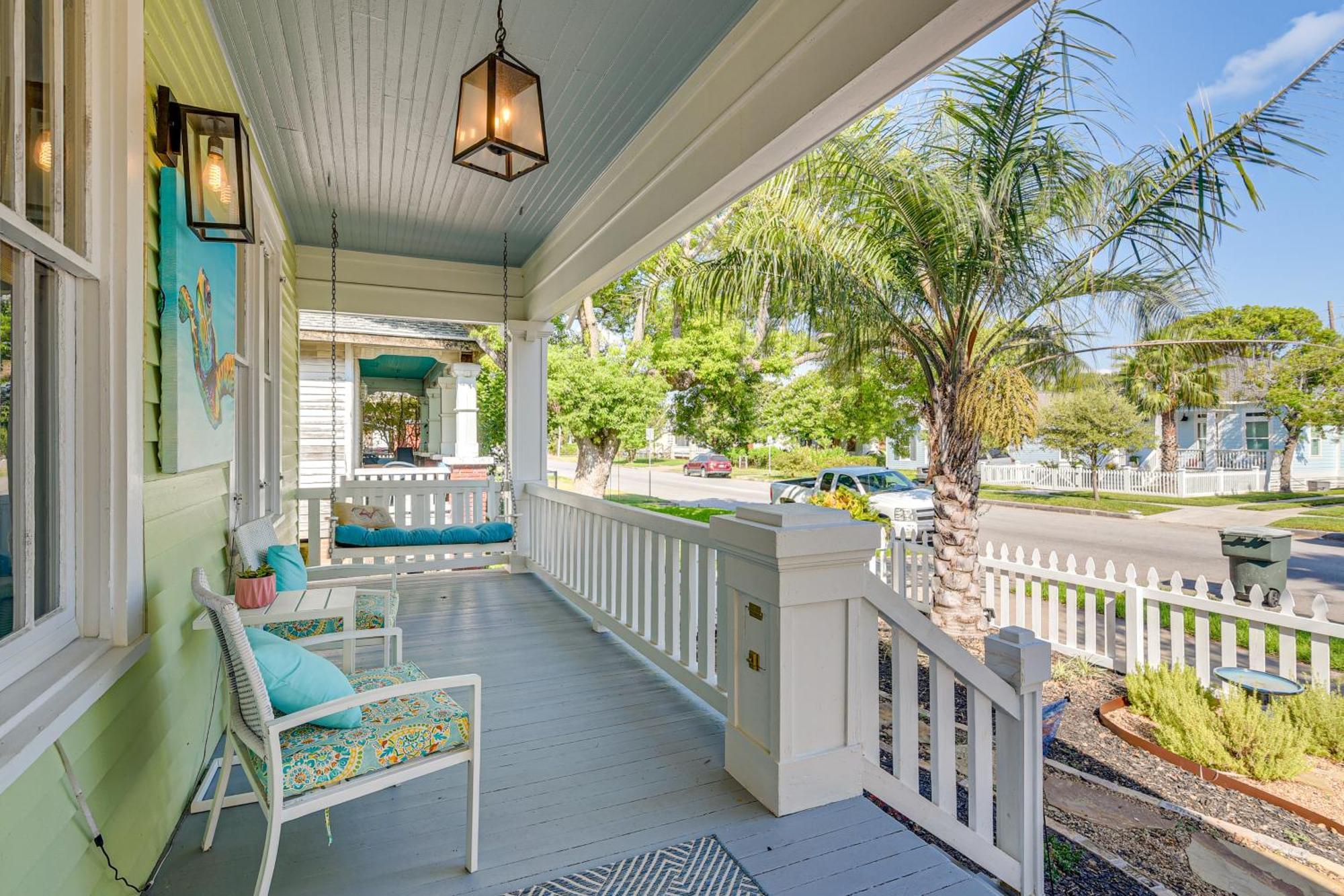 Walk To Galveston Beach Texas Home With Fenced Yard Eksteriør bilde