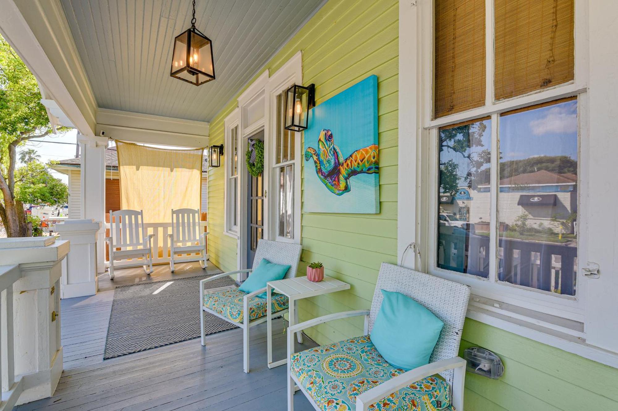 Walk To Galveston Beach Texas Home With Fenced Yard Eksteriør bilde