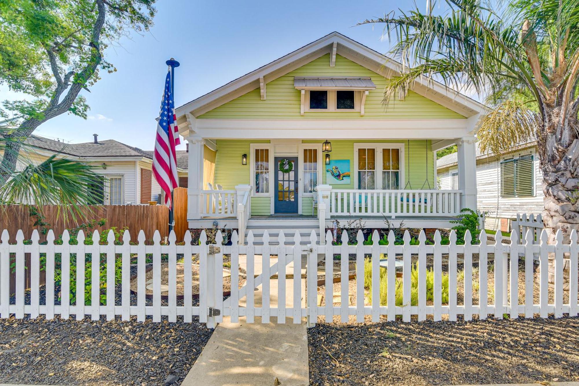 Walk To Galveston Beach Texas Home With Fenced Yard Eksteriør bilde
