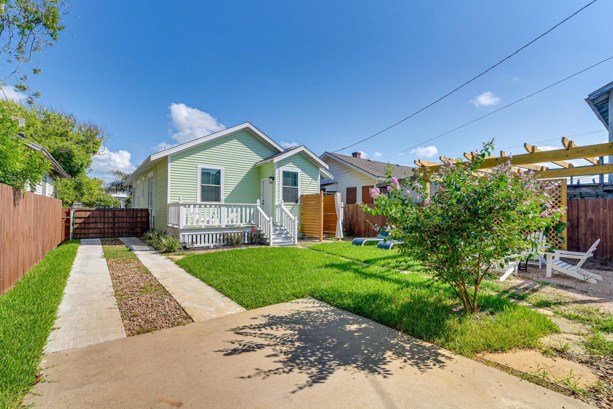 Walk To Galveston Beach Texas Home With Fenced Yard Eksteriør bilde